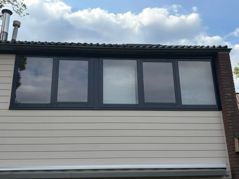 Donkerblauw gespoten aluminium kozijnen op de bovenverdieping van een woning in Doetinchem
