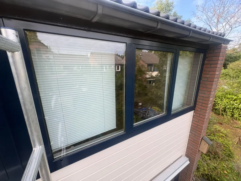 Donkerblauw gespoten aluminium kozijnen op de bovenverdieping van een woning in Doetinchem