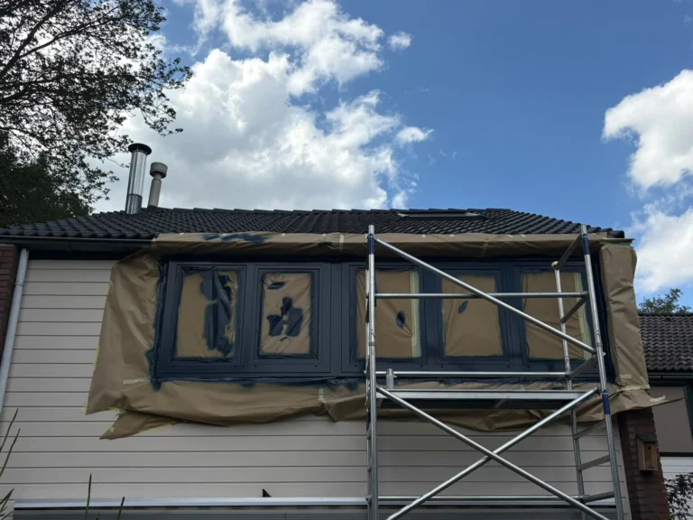 Donkerblauw gespoten aluminium kozijnen op de bovenverdieping van een woning in Doetinchem