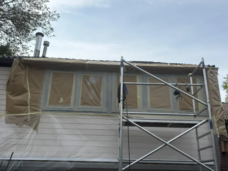 Donkerblauw gespoten aluminium kozijnen op de bovenverdieping van een woning in Doetinchem