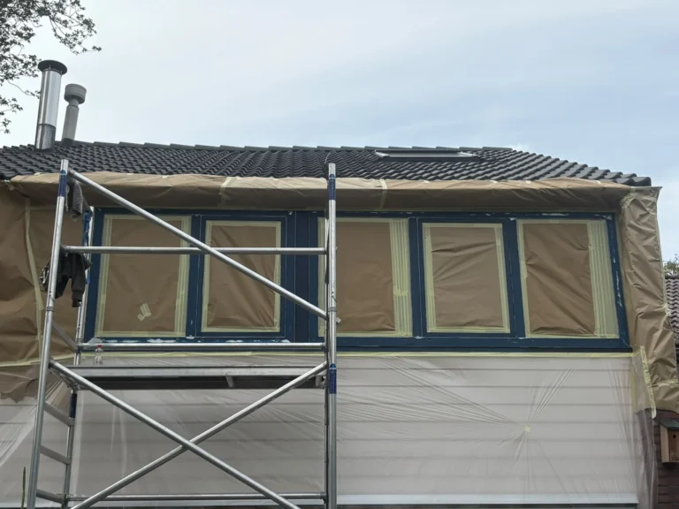 Donkerblauw gespoten aluminium kozijnen op de bovenverdieping van een woning in Doetinchem