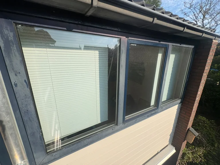 Donkerblauw gespoten aluminium kozijnen op de bovenverdieping van een woning in Doetinchem