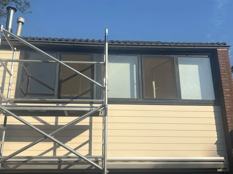 Donkerblauw gespoten aluminium kozijnen op de bovenverdieping van een woning in Doetinchem